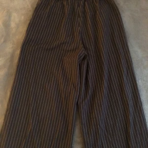 Svarta byxor - Jätte fina byxor från monki. Säljer för att dem inte kommer till användning. Knappt använda. 💕