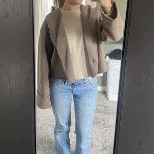 Brun kappa - Helt oanvänd brun kappa från Gina i storlek m med lappar och allt kvar. Passar mig som brukar ha xs-s. Nypris 499, helt slutsåld på hemsidan.