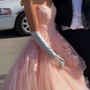 Balklänning - Säljer nu min fina ljusrosa balklänning🌸 Använd 1 gång på balen 2023 och i gott skick! Perfekt för er som är lite sent ute och ännu inte hittat någon klänning🥰 Skriv gärna för mer info eller mer bilder!💕 nypris: 7500kr