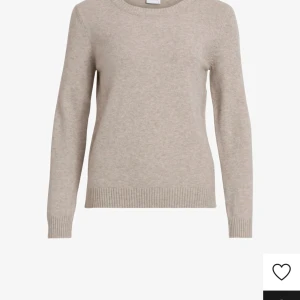 Säljer as snygg tröja!! - Säljer denna as snygga beiga vila tröjan!! Använt en gång och jätte fint skick.