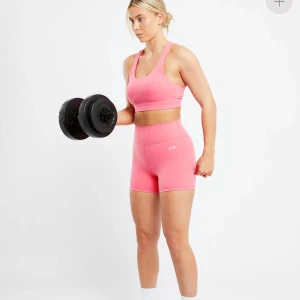 Shorts - Jättefina träningsshorts/gymshorts, storlek M. Helt oanvända med lappen kvar. Jag beställde i flera färger så väljer att sälja dessa. Säljer istället för att returnera pga hög fraktkostnad. Pris går att diskutera. Skriv för fler bilder