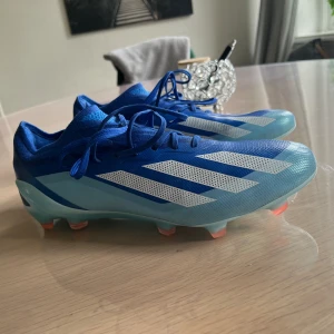 Adidas Crazyfast fotbollsskor  - Skorna är i stolek 42 och har används sparsamt jag har använt dom typ 2 matcher och 3 träningsveckor så de är inte så använda de är i bra skicka nästan som helt nya jag säljer de för att de har blivit för små. Nypris är 3099kr