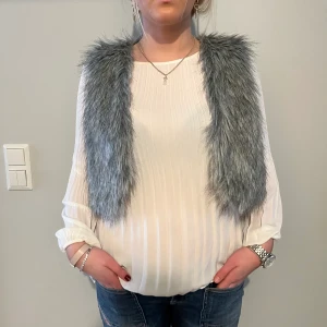 Pälsväst - Spana även in våra andra plagg och spara på fraktkostnader. Alla plagg är självklart tvättade och fräscha! Alla produkter kan skickas eller hämtas i Stockholm.   Vid ytterligare frågor tveka ej att skriva!