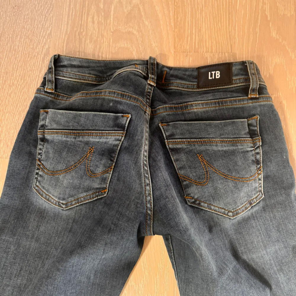 Säljer dom här jätte fina jeansen som är väldigt populära nu! De är i ganska nyskick och köpta för 915kr säljer för 390 pris kan diskuteras vid snabb affär💕 strl 36 men de är lite mindre men väldigt töjbara passar 34💋💋. Farkut & Housut.