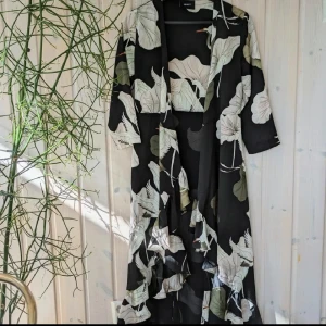 volangkant klänning från Objektet, onesize  - klänning från Object. Kortare fram med volangkant.   Omlatt med knyt i Median Längden är 110 cm Bredd 40 cm Använt endast en gång i nyskick  Storlek lappen står det inte på klänning men jag skulle säga att det är onesize