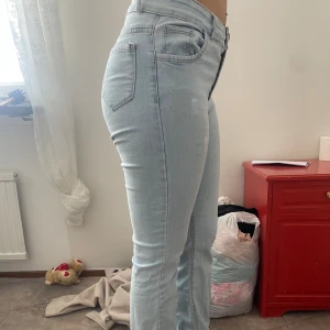 Boot cut jeans  - Säljer dessa fina ljus blå boot cut jeans som är helt nya. Säljer de pågrund av de inte passar min storlek. Passar även storleken S/M