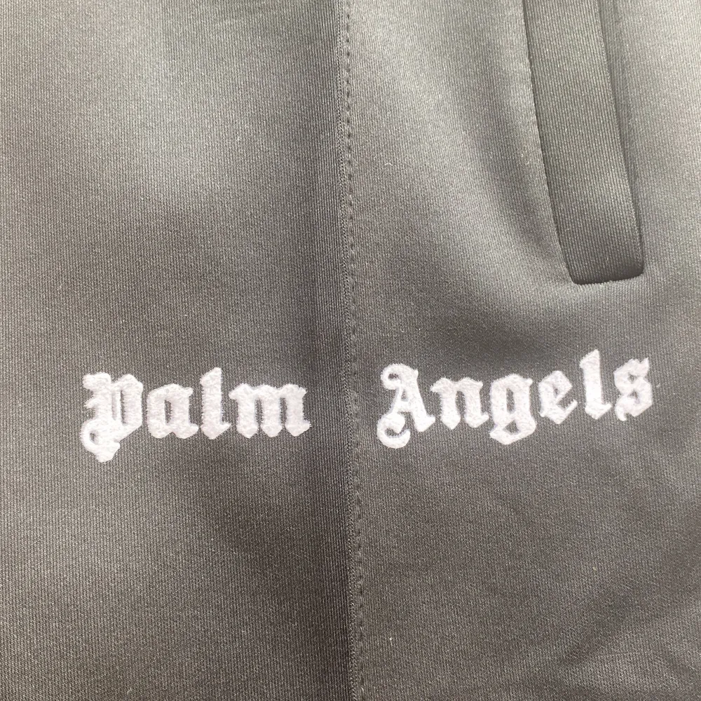 Säljer dessa helt nya Palm angels byxorna med tags kvar pågrund av att det inte kommer till användning.  Pris kan diskuteras vid snabb affär.. Jeans & Byxor.