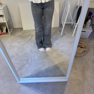 Jeans  - Strl. 36 Nyskick  Modell: 163cm lång Högmidjade  Pris: 100kr+frakt (Pris kan diskuteras)