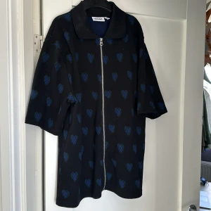 Weekday Nima Jaqcuard Polo Shirt - Strl S, den är oversized och sitter som på bild på mig (är 183 cm). I princip ny, aldrig använd.