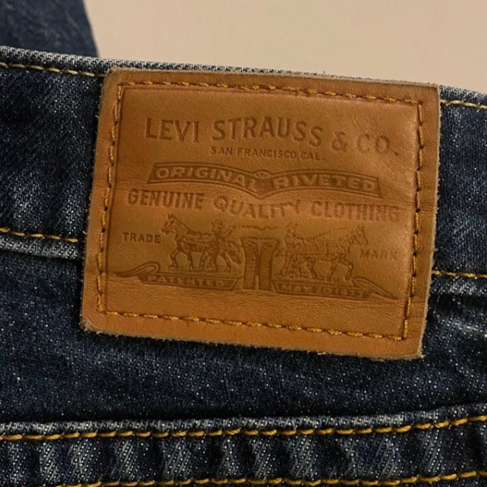 Relativa nyköpta Levis-jeans. Sitter superfint och är sköna. Har vanligtvis storlek 38 i jeans och de passar mig bra. Längden är 30. . Jeans & Byxor.