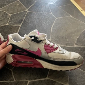 Vintage nike air max 90 - Klassiska nike air max 90. Dem är väldigt använda men mkt sköna, säljer dem då jag köpt nya. Storlek 39