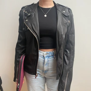Retro Skinnjacka  - Skinnjacka från okänt märke med fina zip-detaljer