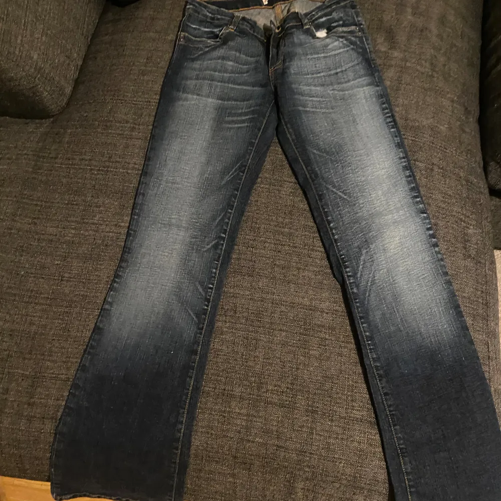Dessa lågmidjade säljs i storlek S(36). De är långa, vilket är därför jag säljer de, jag är 161cm lång och de släpar på mig. För mer info och bilder skriv.. Jeans & Byxor.