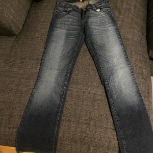 Lågmidjade blåa jeans - Dessa lågmidjade säljs i storlek S(36). De är långa, vilket är därför jag säljer de, jag är 161cm lång och de släpar på mig. För mer info och bilder skriv.