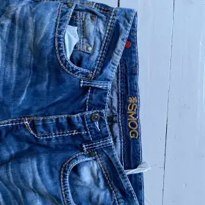  Ett par blå baggy jeans, jätte snygga sömmarna är lite synligare❤️