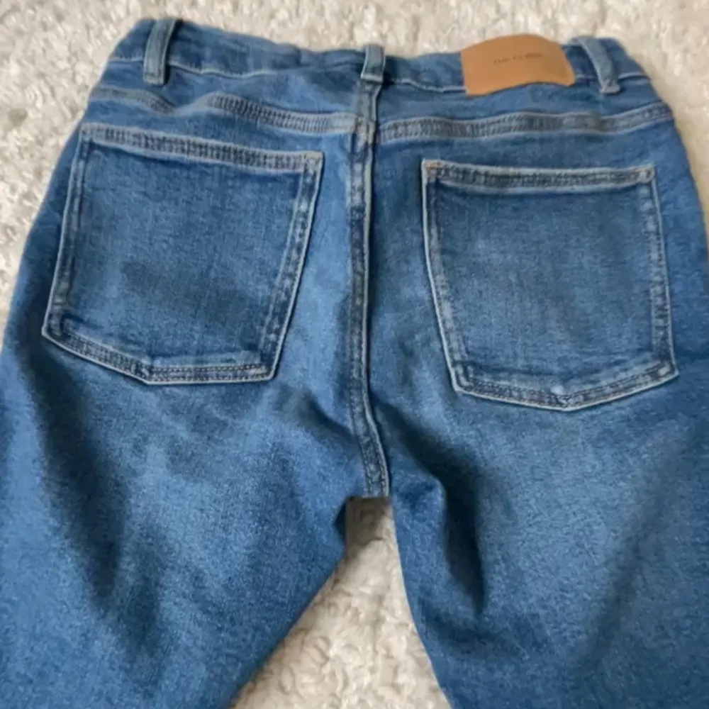 Säljer dessa söta jeans från zara i stl 140 💗 säljer pga dom är för små o därför inte kommer till användning. De är i bra skick, och inga tydliga tecken på användning. Säljer för 80kr , pris går att diskutera ❣️ hör av er vi intresse samt fler bilder. Jeans & Byxor.