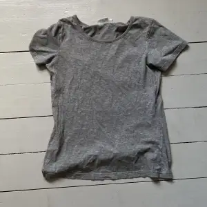 En grå t-shirt 