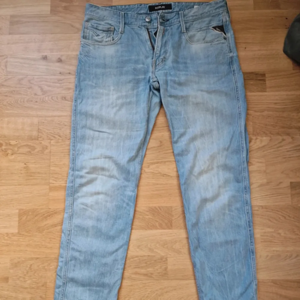 Replay anbass jeans i slim jeansen är i ett mycket bra skick🍾🍾priset diskuteras vid snabb affär skriv vid intresse🍾🍾. Jeans & Byxor.
