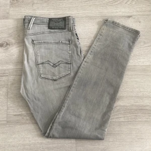 Replay Anbass - Säljer dessa gråa replay anbass i storlek W34/L36. Skicket är 9/10 förutom att färgen längst ner på benen har gulnat lite. Skriv gärna vid funderingar🤗