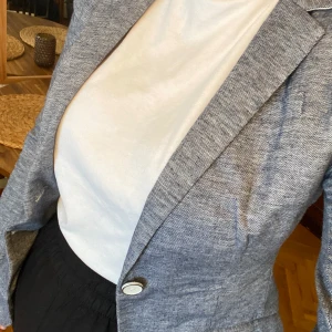 Kavaj i linmix - Snygg denimliknande kavaj i linmix från Tommy Hilfiger. Storlek 34.