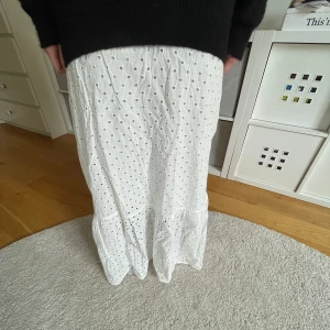 Långkjol💞💞 - Vit långkjol i nyskick, kommer inte till användning och inga defekter förekommer❤️