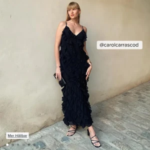 Svart sommarklänning - Säljer denna otroligt fina klänning som tyvärr var för lång för mig💕 Nyskick och har ej använts tidigare😍 Från NA-KD. Originalpris 699kr!!💌 Fri frakt!