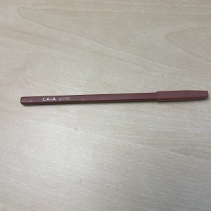 Caia lovisa - Säljer min läppenna som jag enbart har testat på handen. Färgen passar tyvärr inte mig och jag använder aldrig den så tycker den förtjänar ett bättre hem