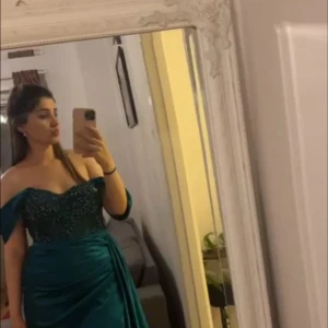 Grön satin festklänning  - Endast använd 1 gång!