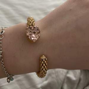Jag säljer detta fina armband från Caroline Svedbom då jag hellre använder silver smycken. Köpt 2023 för 995kr, storlek är regler bar. Lite repor under men inget som syns när du har på dig det! Pris kan diskuteras❤️