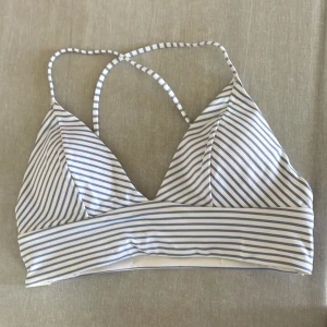 Bikini - Säljer denna bikinin från HM. Väldigt söt men kommer inte till användning för min del (använd vid 1 tillfälle). Storlek 36, säljer för 50 kr + frakt💖 (Endast överdel)
