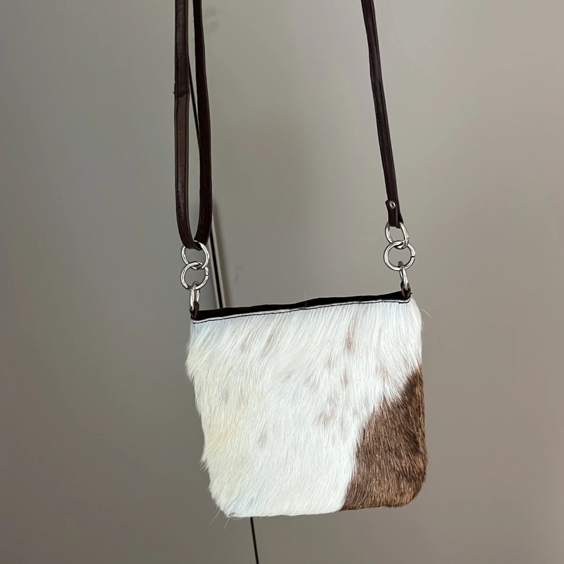 Gullig handväska i koskinn