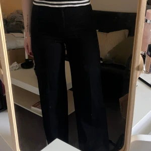 Kostymbyxor  - Svarta kostymbyxor från Bershka i storlek 38, använda 1 gång, säljer för att de är för små för mig!