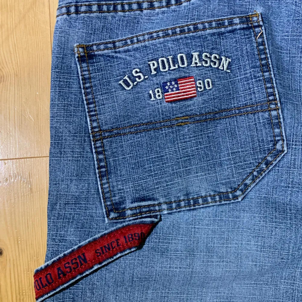 U.S Polo Assn Jeans i storlek 31/32. Slitna längst ner. Jag på bilden är 180 cm. Mått: midjemått - 103 cm, innerbenslängd - 40 cm, benöppning - 23 cm. Skriv för fler bilder och frågor! . Jeans & Byxor.