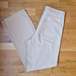 Highwaist beiga jeans från Bik Bok, säljer då de inte längre kommer till användning 💕 De har ett mindre håll nere vid ena benet (bild 4 ) som knappt syns, men annars är de i bra skick! 