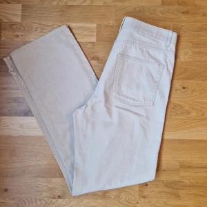 Jeans från Bikbok  - Highwaist beiga jeans från Bik Bok, säljer då de inte längre kommer till användning 💕 De har ett mindre håll nere vid ena benet (bild 4 ) som knappt syns, men annars är de i bra skick! 