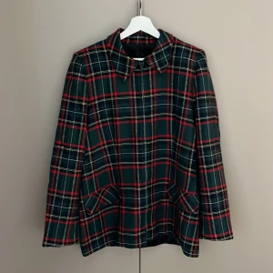 Jättesöt rutig jacka! - Supersöt rutig jacka som jag inte använt så mycket men som är bra kvalitet. 