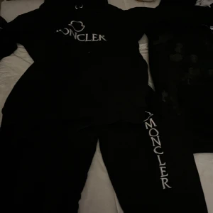 3 tröjor 1 sätt -  Moncler sättet Kostar 200kr Nike tröjan kostar 100kr moncler Tjörn kostar 200kr Sail racing tröjan kostar 200kr