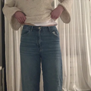 Jeans - Jeans köpta från hm enligt lappen (som man kan se på bild 5) ska dom passa 12-13 åringar men jag är snart 16 och dom är lite korta men annars passar dom. Hög midiade från HM😊💙