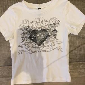 Cool T-shirt  - Söt cool mini T-shirt från H&M. Köpt för typ ett halvår sen endast använd ett par få gånger, i storlek xs och passar bra på mig som vanligtvis har xs/s🫶🏻