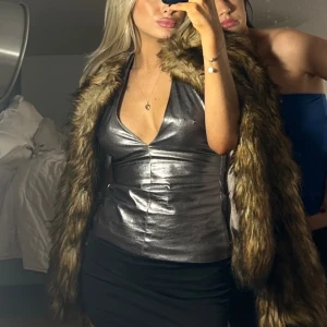 Silvrig topp  - Silvrig topp från Zara! Sitter otroligt bra runt kroppen😇🦋🩵💕