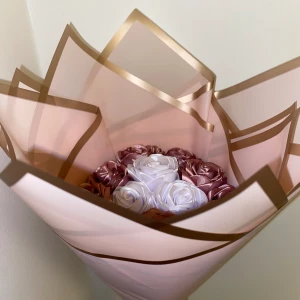 Säljer denna ros bouqueten! - Du som vill köpa den kan också få glitter på rosorna om du vill det! Det är bara att skriva till mig privat🫶🏼