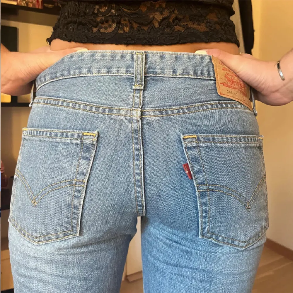 Lågmidjade Levi’s jeans. Lånade bilder från tidigare ägare . Jeans & Byxor.