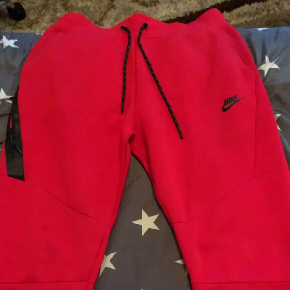 En jätte fin röd Nike byxor. Jeans & Byxor.