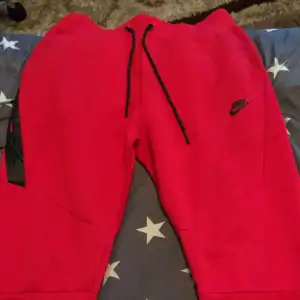 En jätte fin röd Nike byxor