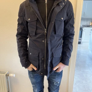 Hacket london field jacka  - Säljer denna riktigt feta klassiska field jackan från hacket London  Skick 9.5/10  Använd 3 gånger  Storlek xs passar s Passar om du är runt 175-180   Ny pris 6000 Vid minsta fråga kom pm Fraktar bara med postnord   