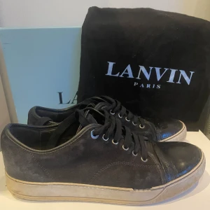 Lanvin - Säljer nu dessa beater lanvins. Skick får ni avgöra själva, har dock kvar att ge. Storlek 7/41-42. Box och dustbag. Det Nypris 5000 mitt pris 1199. 