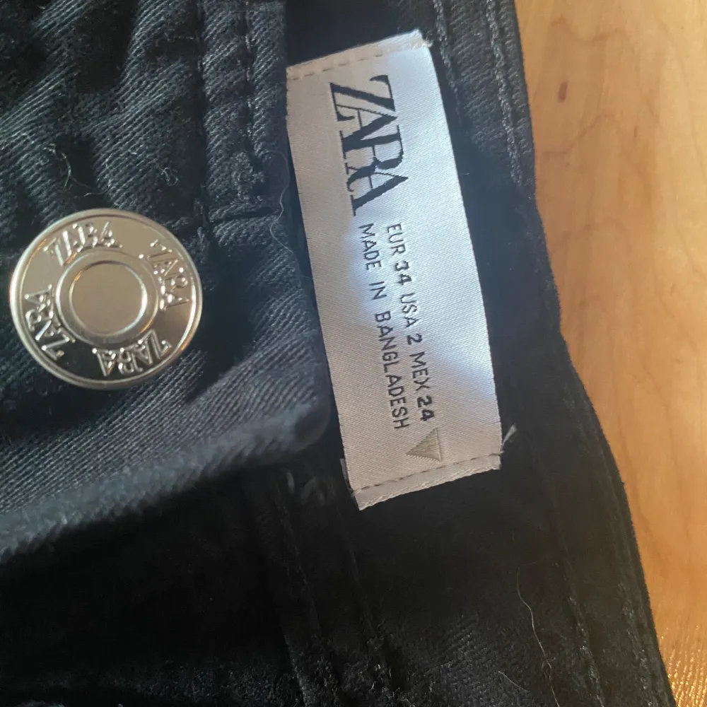 Säljer nu dessa fina byxorna från Zara, dem är aldrig använda! Dock ingen prislapp kvar. Super bra skick. . Jeans & Byxor.