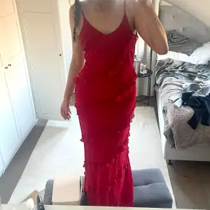 Intressekoll!!  Funderar på att sälja en backup balklänning, jättefin röd klänning med volanger. Klänning är i storleken S och sitter perfekt på mig som vanligtvis har 36