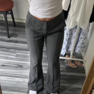 Gråa kostymbyxor - Jätte fina gråa kostymbyxor, passform petit. Passar mig som är 156cm. Har använt dem en gång💕 Nypris 500kr 