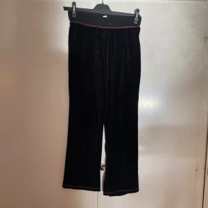 Supersnygga flared mcbling sweatpants😻 - Talar för sig själva🙏🙏 Skriv om ni har frågor, vill ha fler bilder eller har prisförslag💋💋